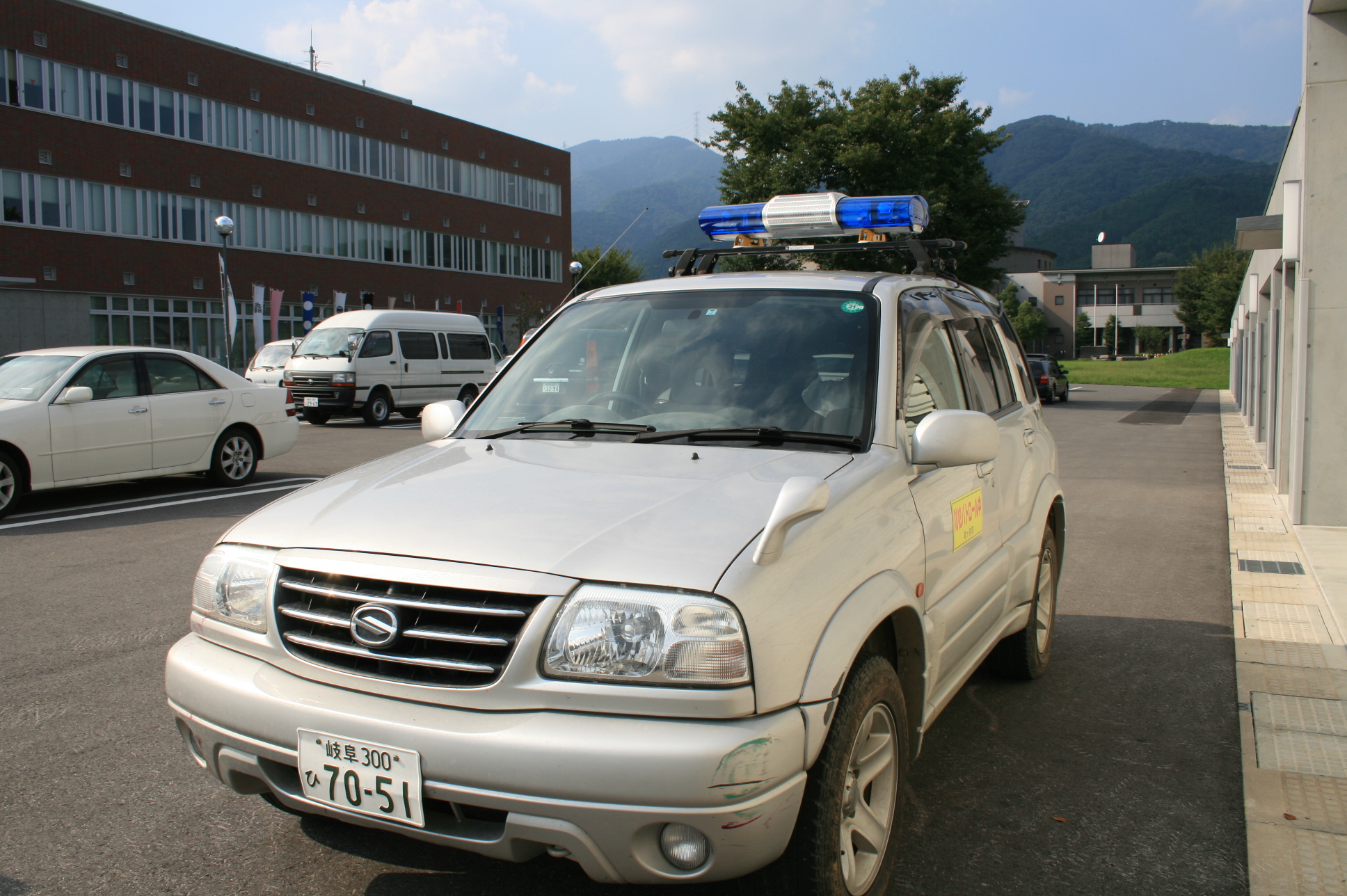 青色回転灯防犯パトロール車の画像